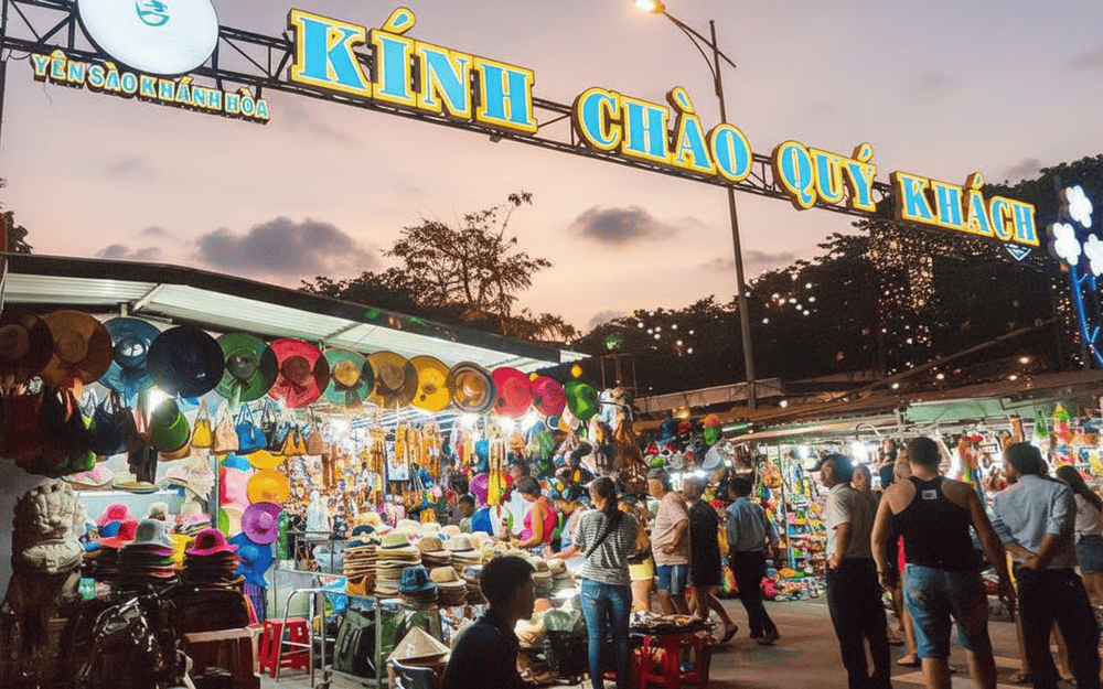 Right from the gate of Nha Trang night market, the atmosphere is lively and vibrant with colorful local souvenir shops